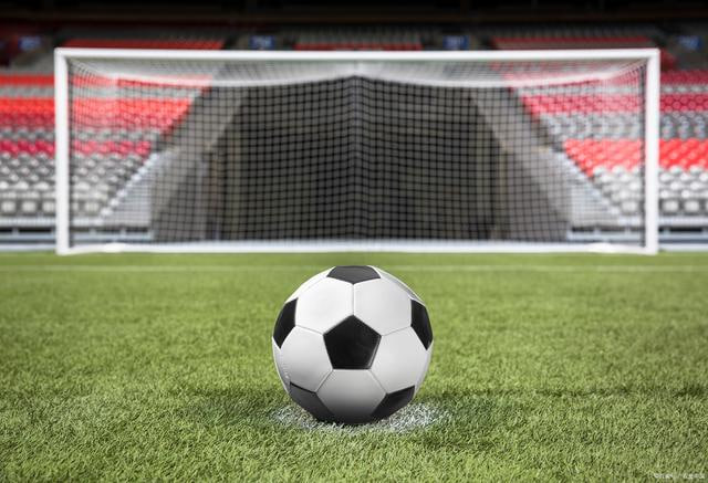 体育爱好者实时追踪比赛场景